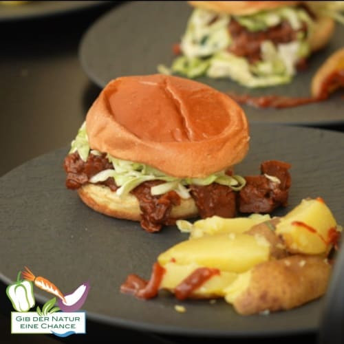 veganer-Jackfruit-Burger-mit-Spitzkohl-Salat